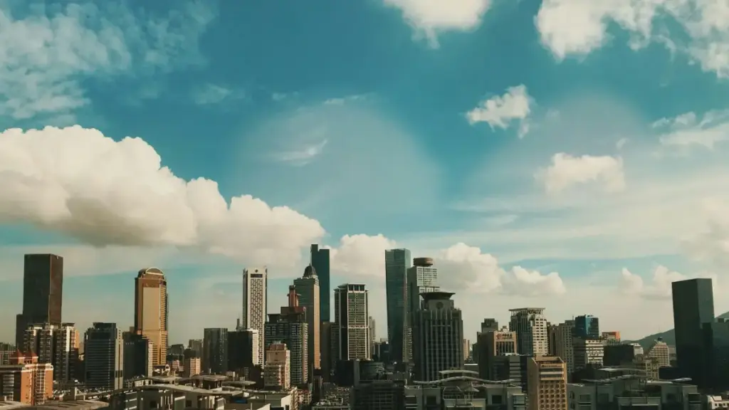 Comment les créateurs au Burkina Faso négocient des deals payés avec des marques aux Emirats via Viber.