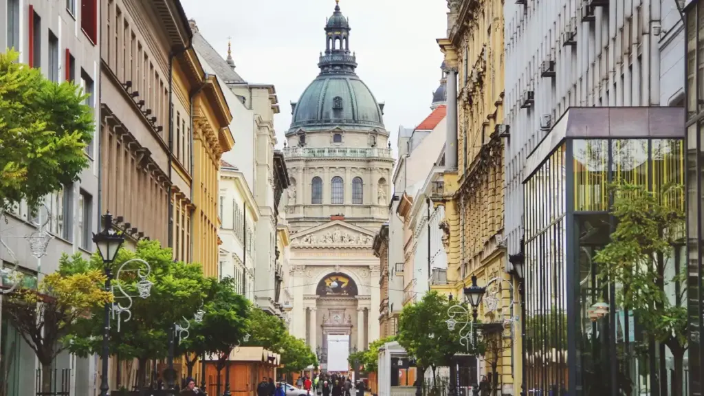 Digaal fo yamb Israel eBay créateurs la, n yéema fo brand visibilité na Burkina Faso — stratégies pratiques, exemples eBay (GMV $19,5B) na AI marketing.