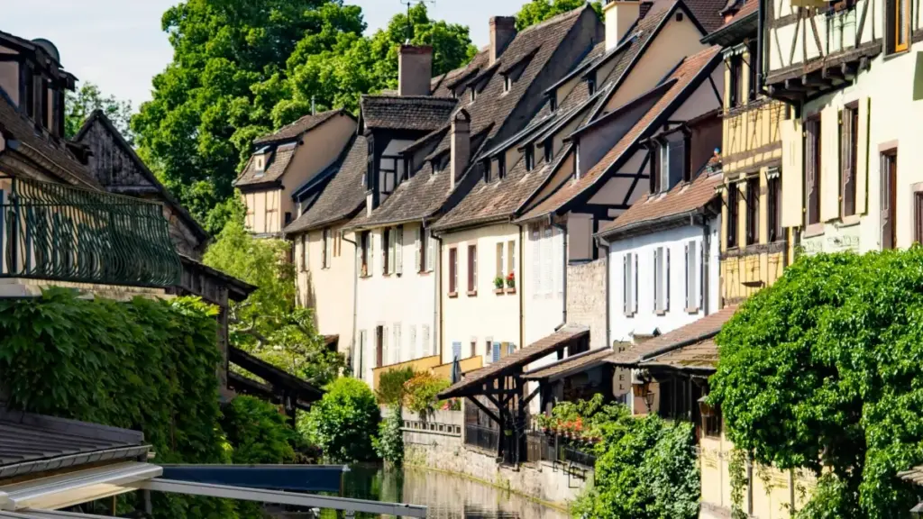 "Barka: mak mi yelga yé, n tond laafi n lɔgdo — sɔg n yelga yɩga n Rumble ka Latvia brands, tilgre na seen bangré."