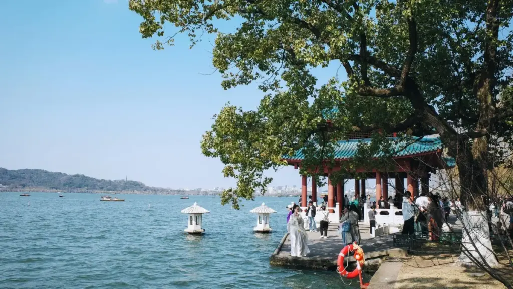 Guid-for créateurs: stratégie pratique pou yenga marques kényanes su Spotify, contact, pitch vidéo, prix et risques réglementaires.