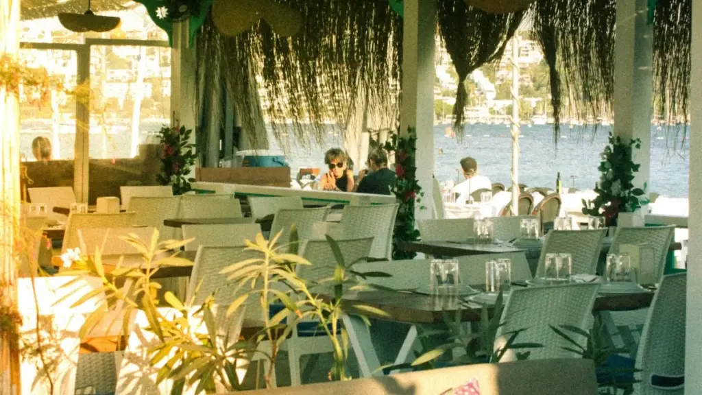 A gɛnde laafi: tilga ka fɔɩla wechat creator yelma ni Greece ka yɔɔri skin-care products. Dɛn doma, dand lafa ni baaba tèega, ni ba ó biiga ka taaba.